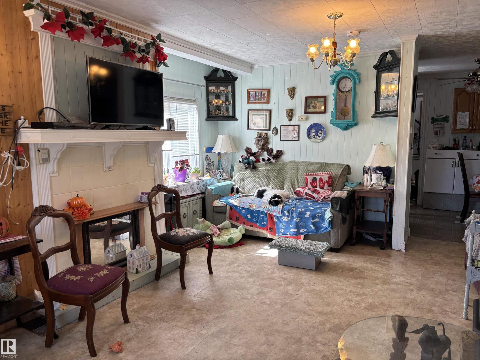140 Russel DR - 4