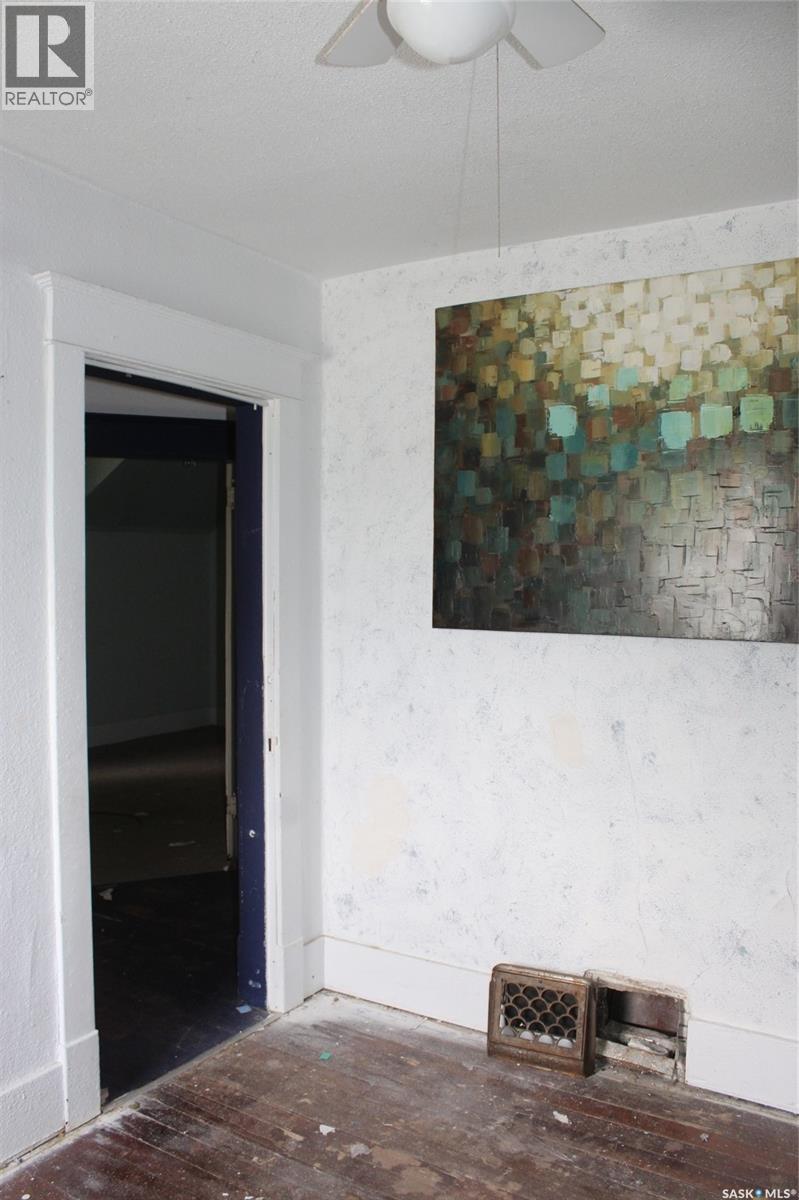 423 2ND STREET W - 7