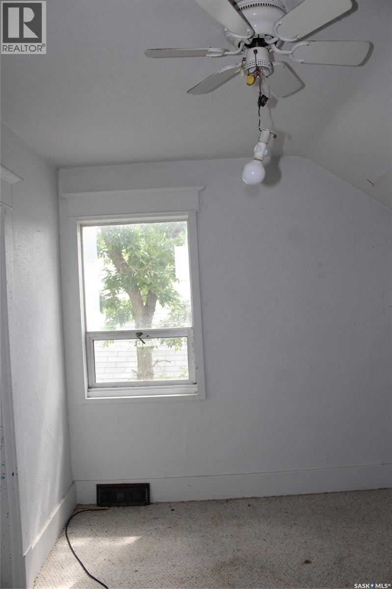 423 2ND STREET W - 8