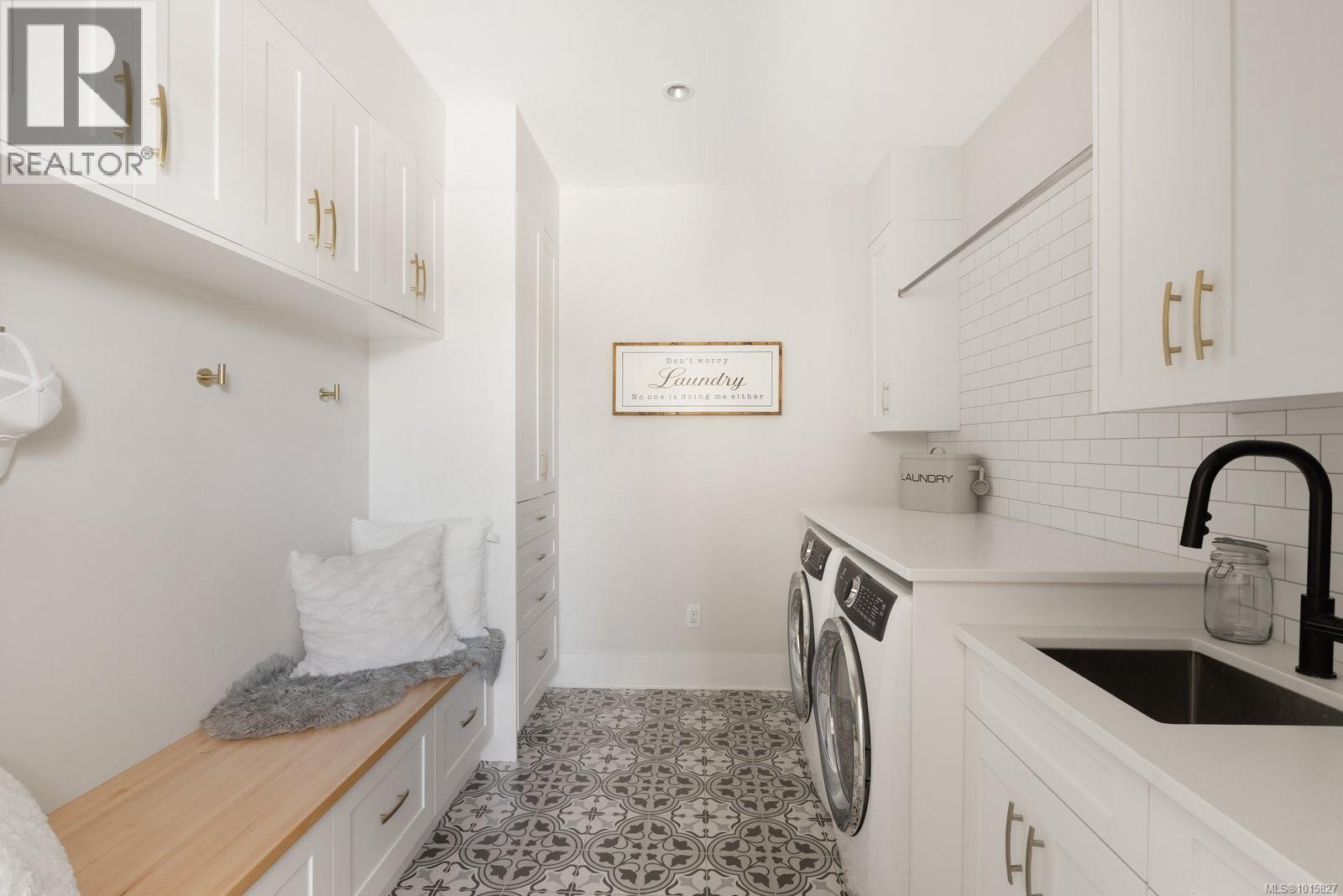  10730 Bayfield Road, North Saanich