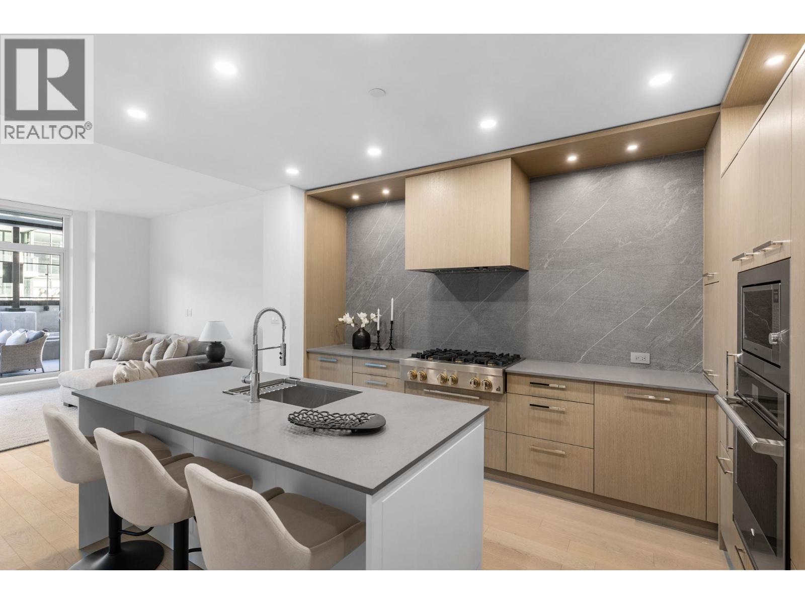 209 3409 Lakeshore Road, Kelowna