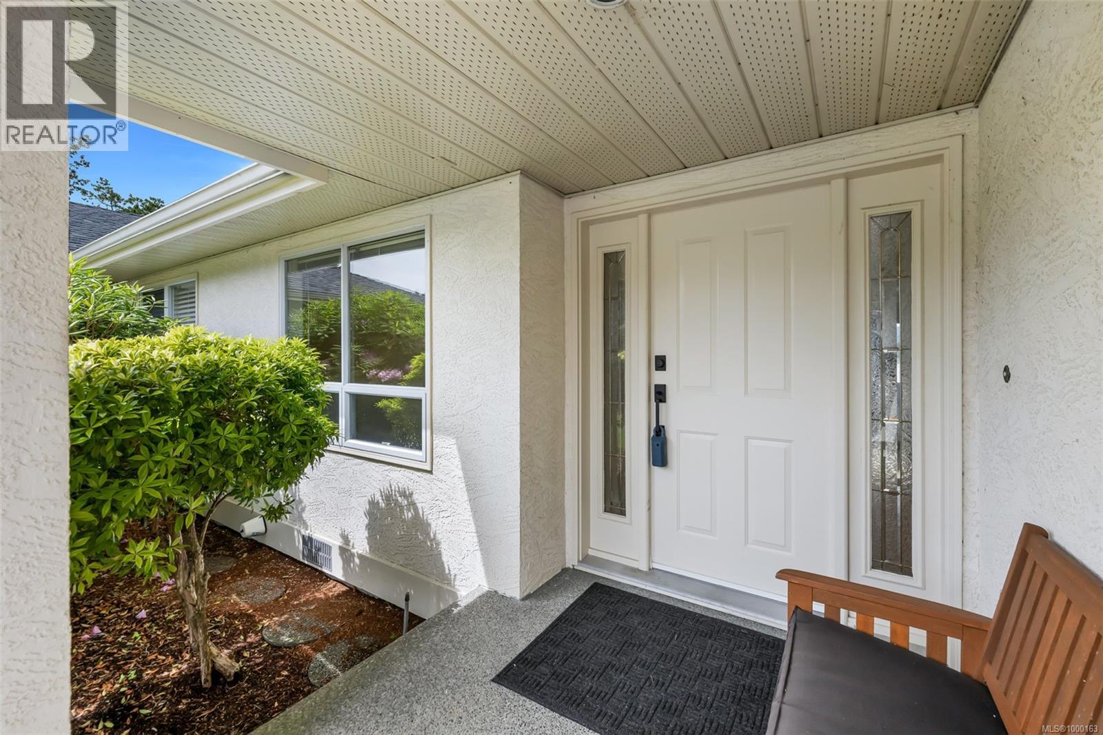 6038 Sterling Dr, Duncan - Exteriors - Photo 4