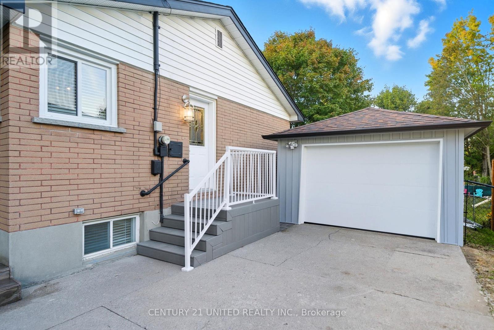 5 FERNDALE AVENUE - Photo 5 of 50, Peterborough (Monaghan Ward 2), Ontario