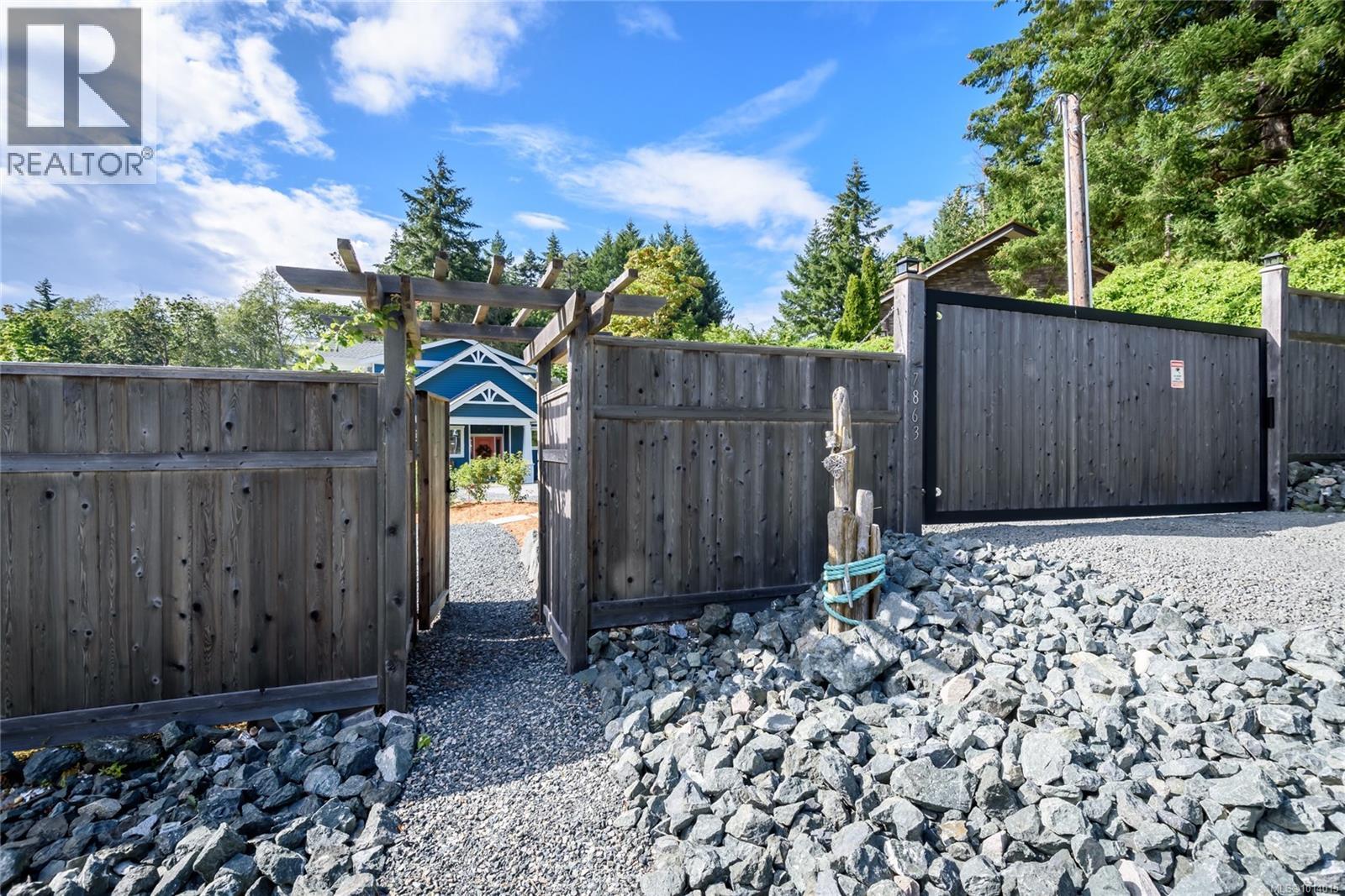 7863 Tozer Rd, Fanny Bay