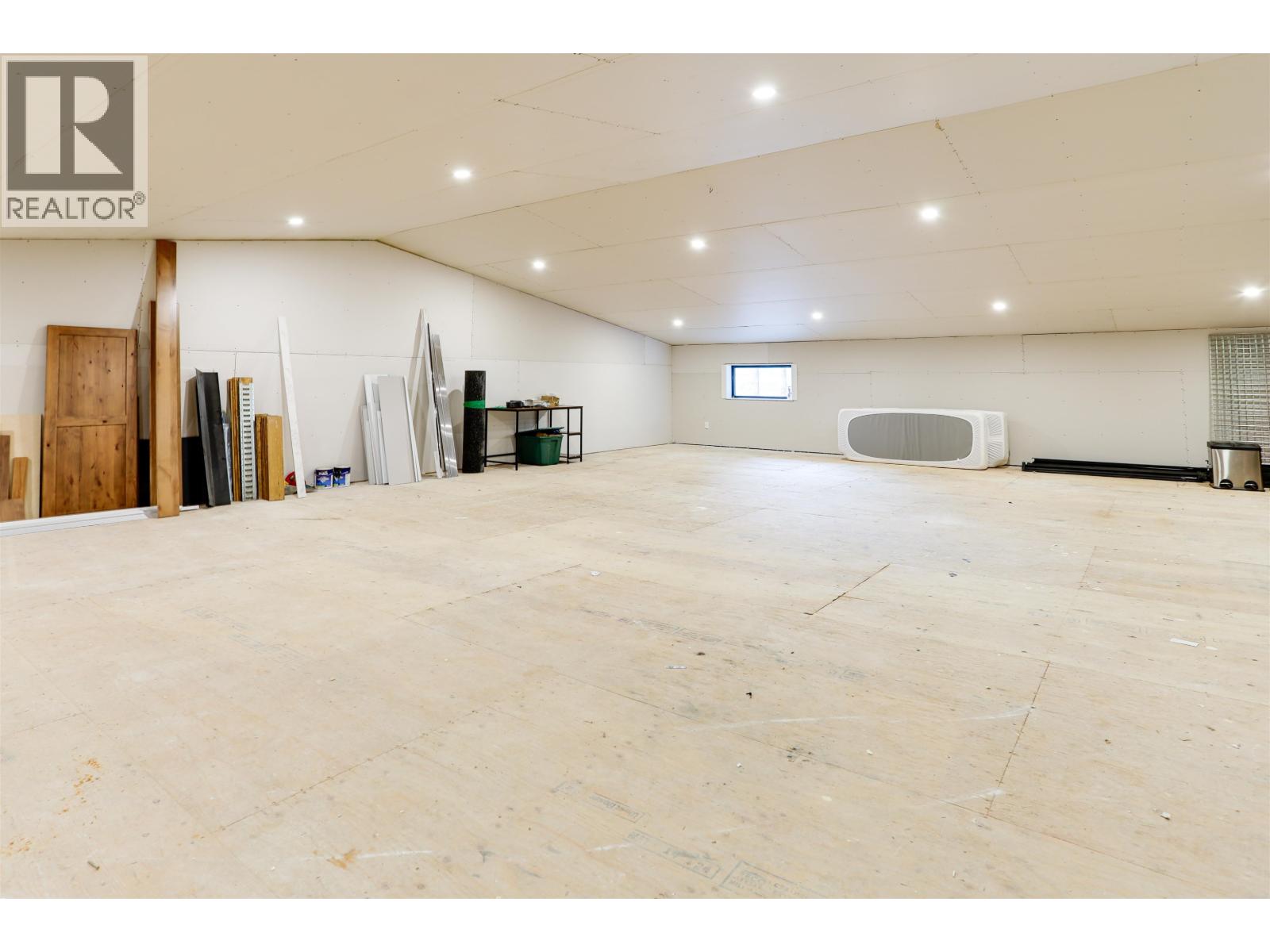 324 LOGANBERRY AVENUE, Kitimat