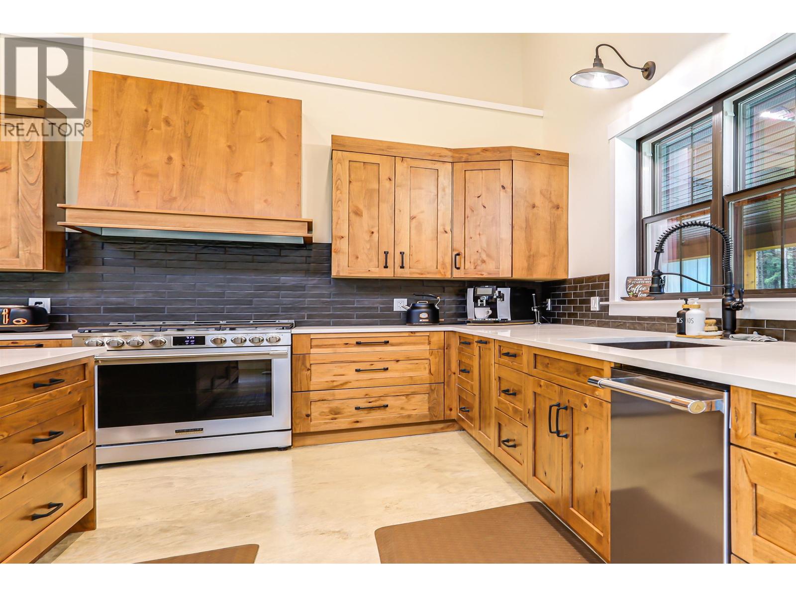 324 LOGANBERRY AVENUE, Kitimat