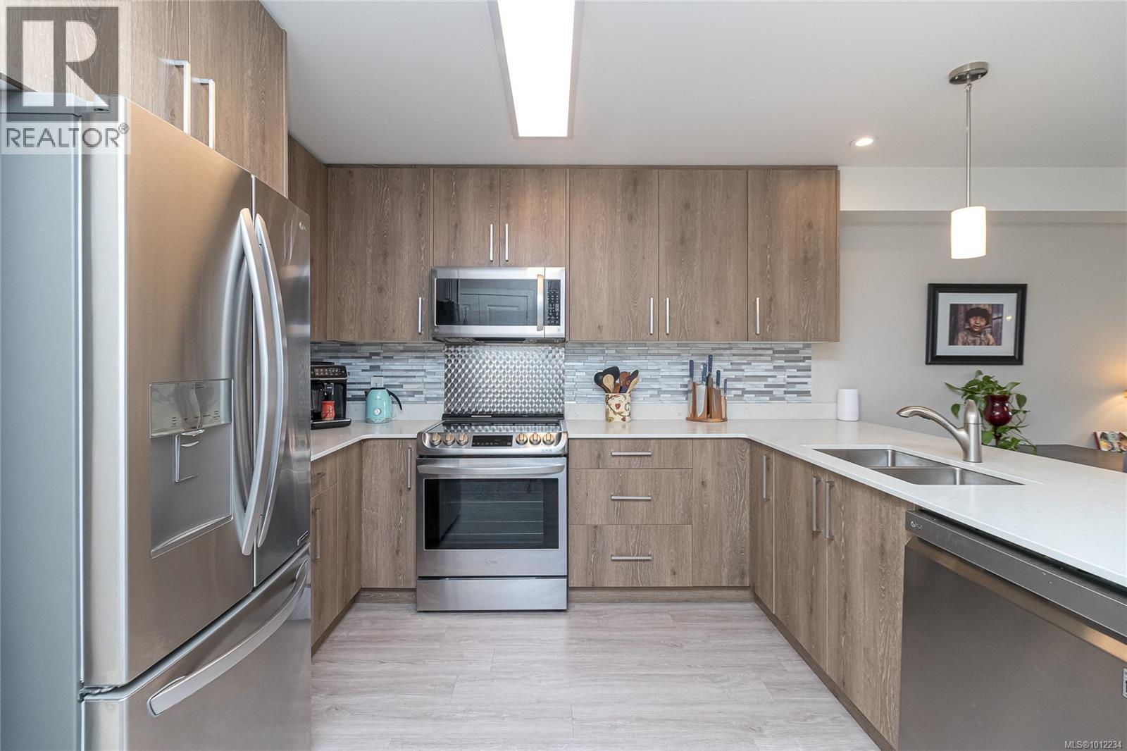 210 110 Presley Place, View Royal