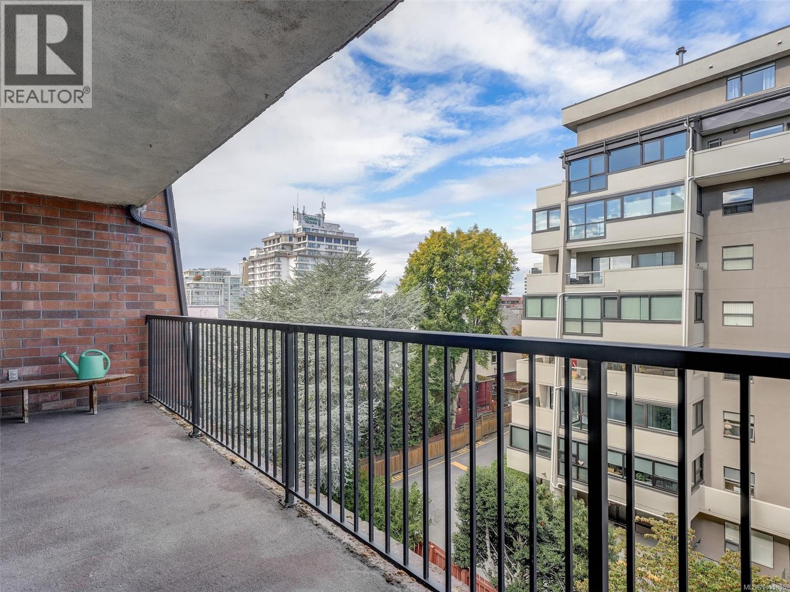 604 777 Blanshard Street, Victoria