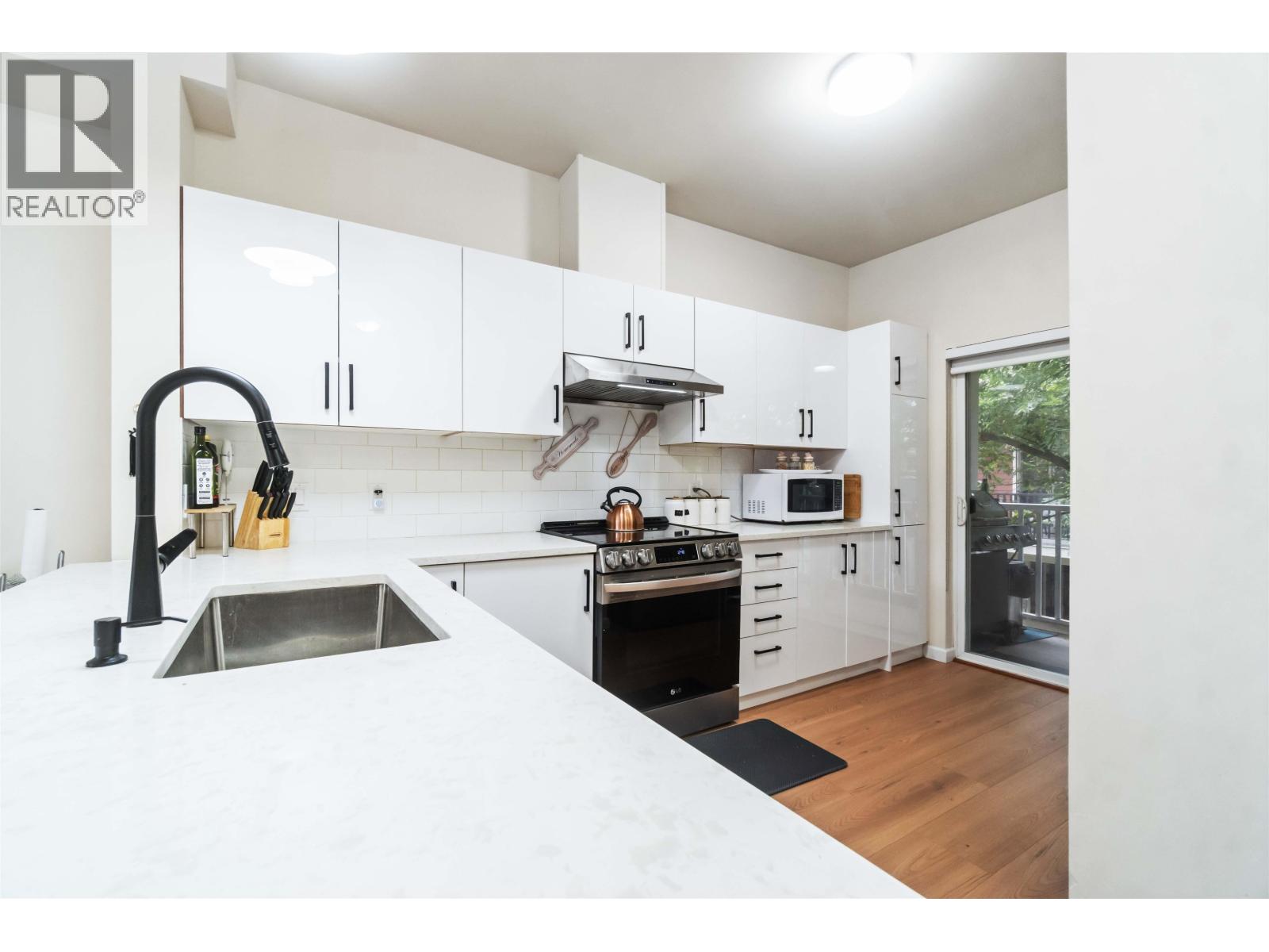 8 935 EWEN AVENUE, New Westminster