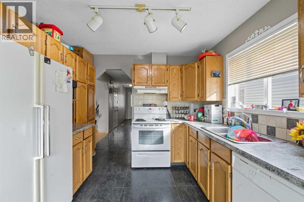Single Family House for Sale in  Saratoga Close NE Monterey Park Calgary 