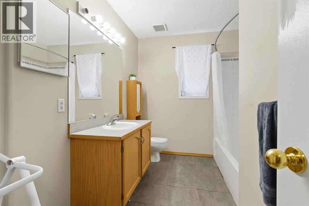 Single Family House for Sale in  Saratoga Close NE Monterey Park Calgary 