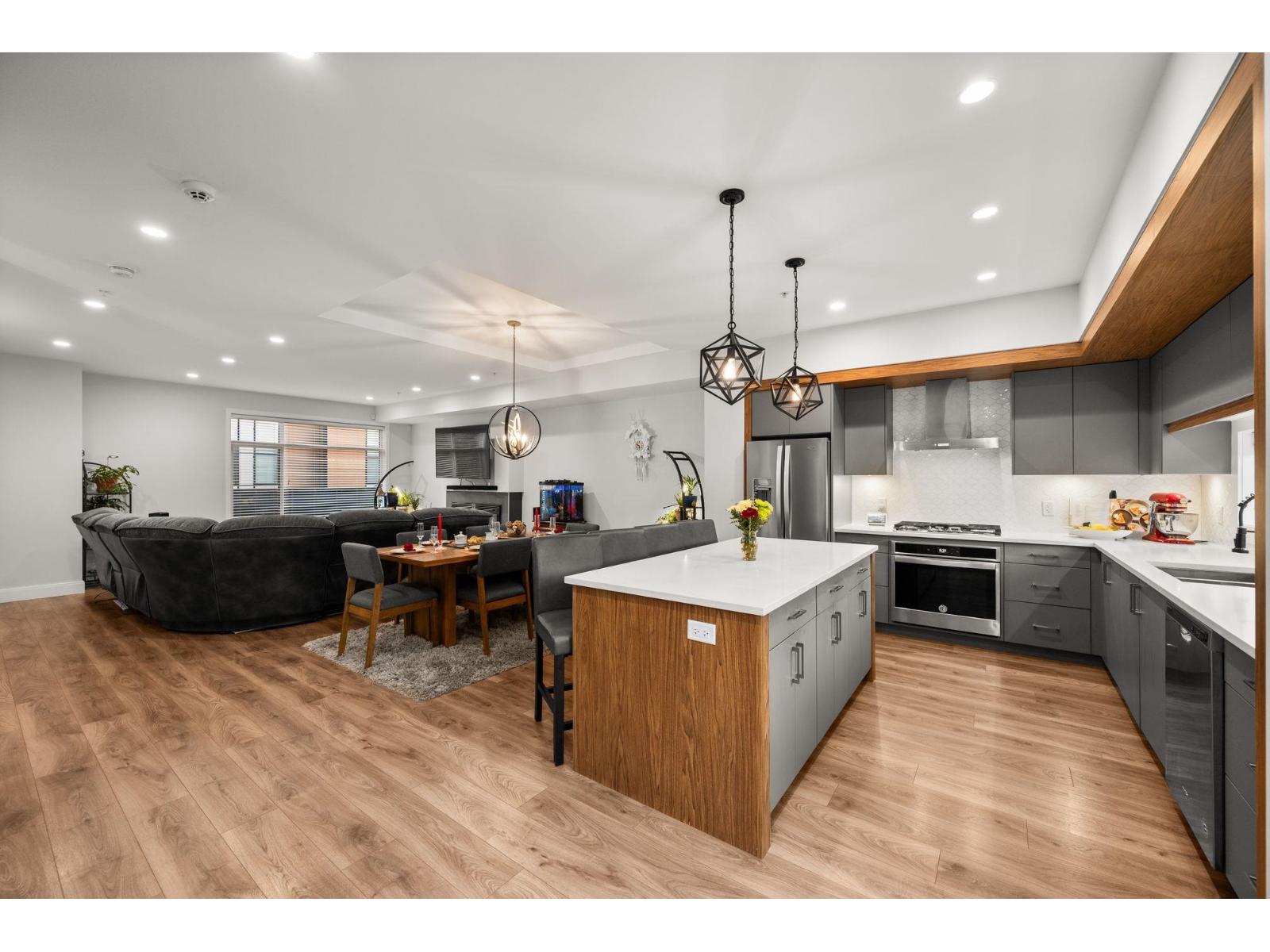 22 33209 CHERRY AVENUE, Mission