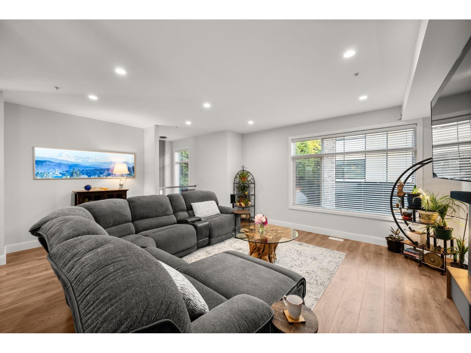 22 33209 CHERRY AVENUE, Mission