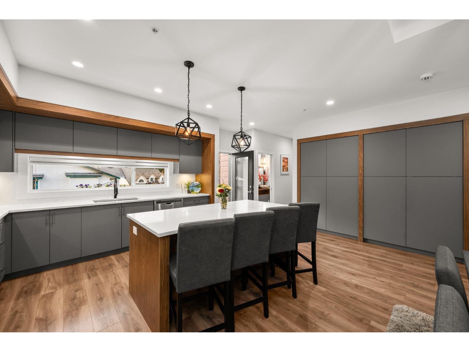22 33209 CHERRY AVENUE, Mission