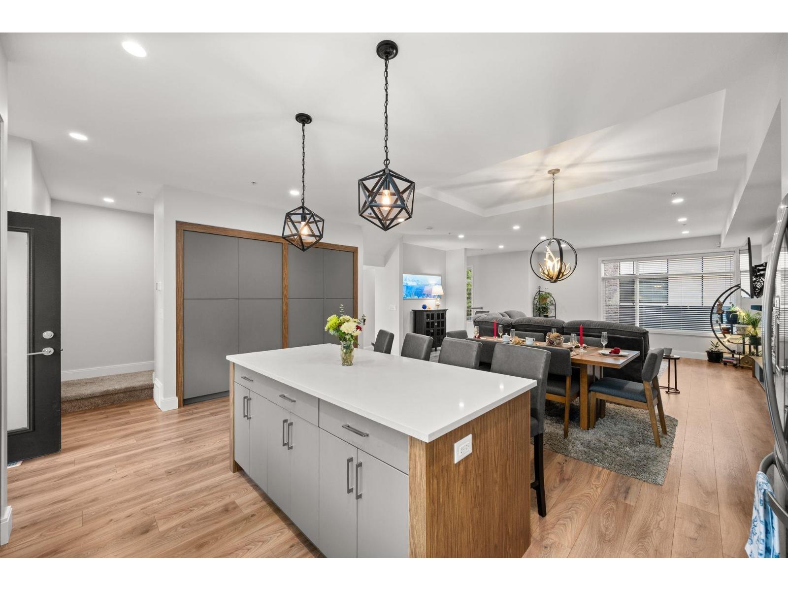 22 33209 CHERRY AVENUE, Mission