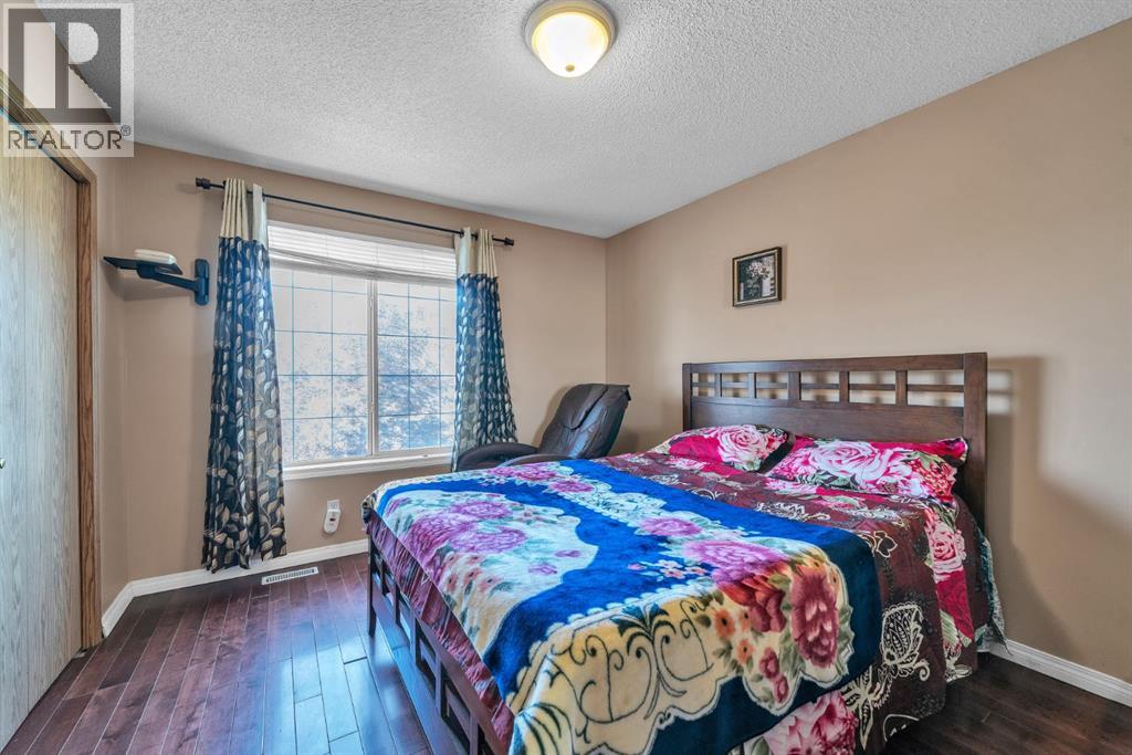 Single Family House for Sale in  Martinvalley Way NE Martindale Calgary 