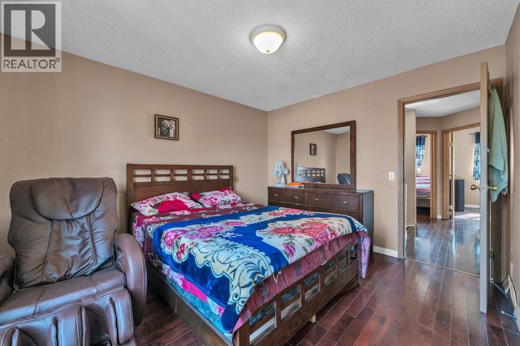 Single Family House for Sale in  Martinvalley Way NE Martindale Calgary 