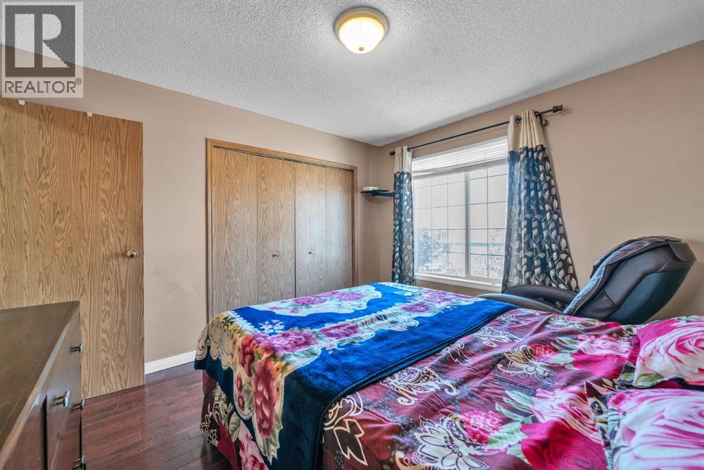 Single Family House for Sale in  Martinvalley Way NE Martindale Calgary 