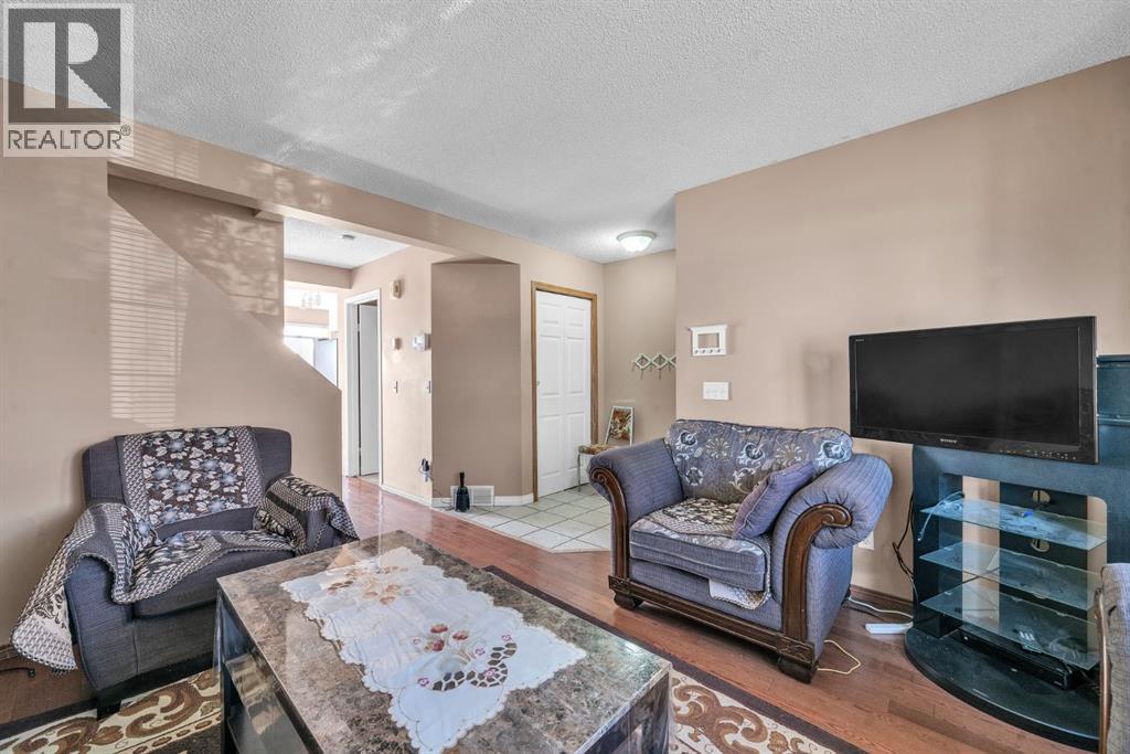 Single Family House for Sale in  Martinvalley Way NE Martindale Calgary 