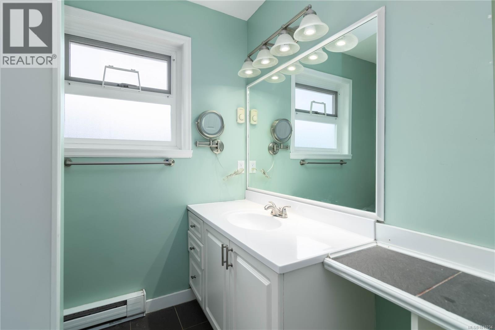  2344 Ocean Avenue, Sidney