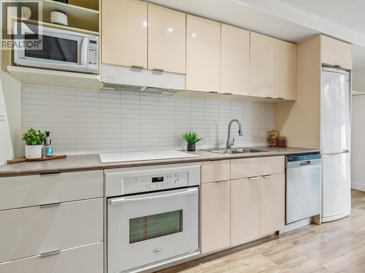 209 168 POWELL STREET, Vancouver