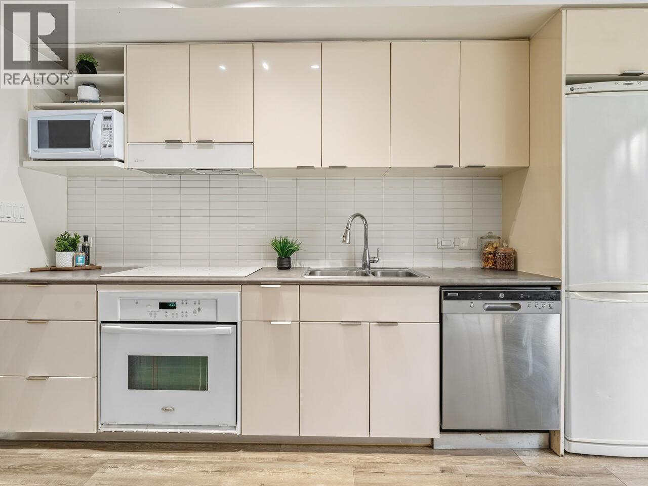 209 168 POWELL STREET, Vancouver