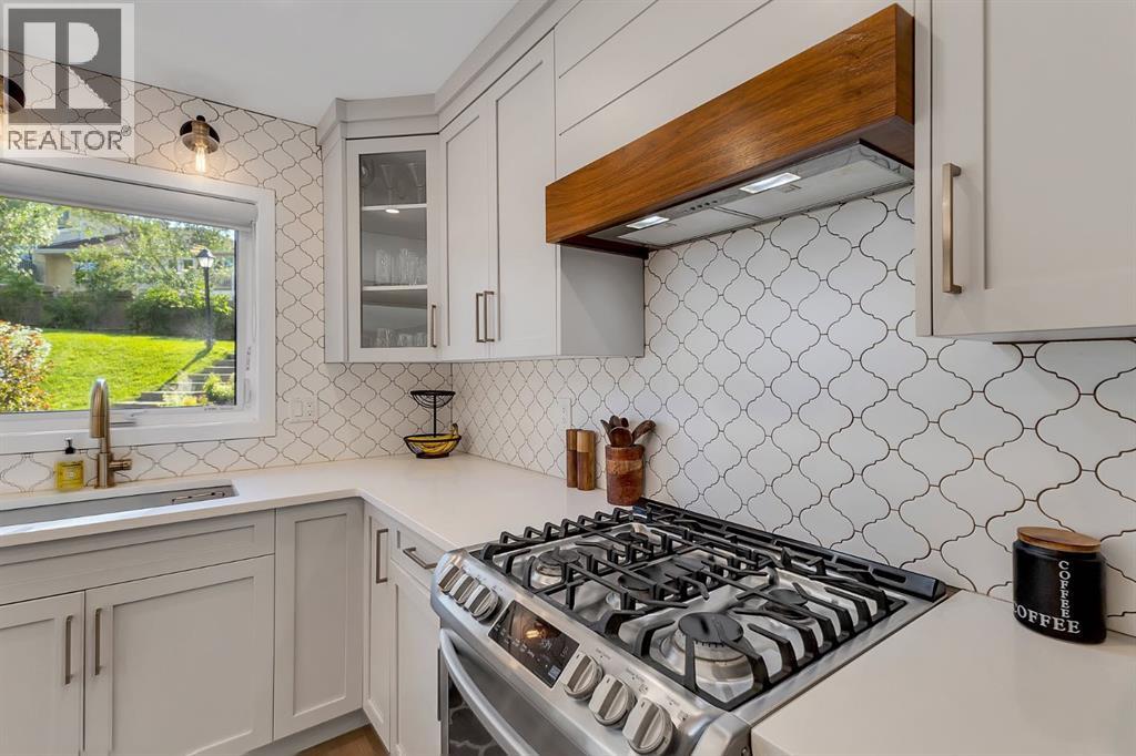 Single Family House 3 Level for Sale in  Sanderling Court Sandstone Valley Calgary 