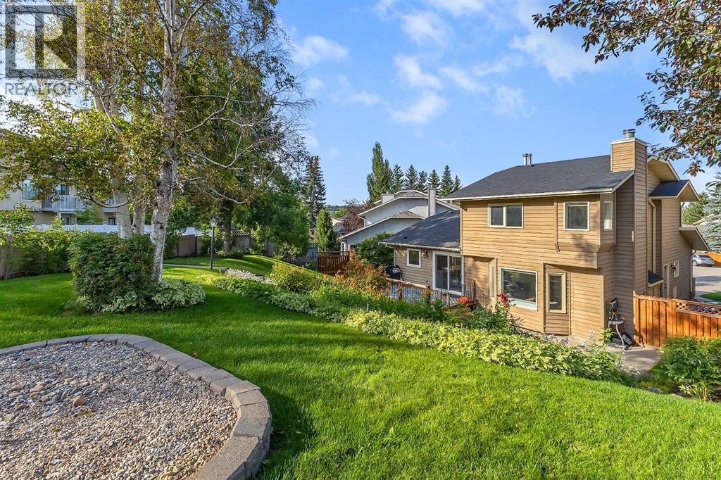 Single Family House 3 Level for Sale in  Sanderling Court Sandstone Valley Calgary 