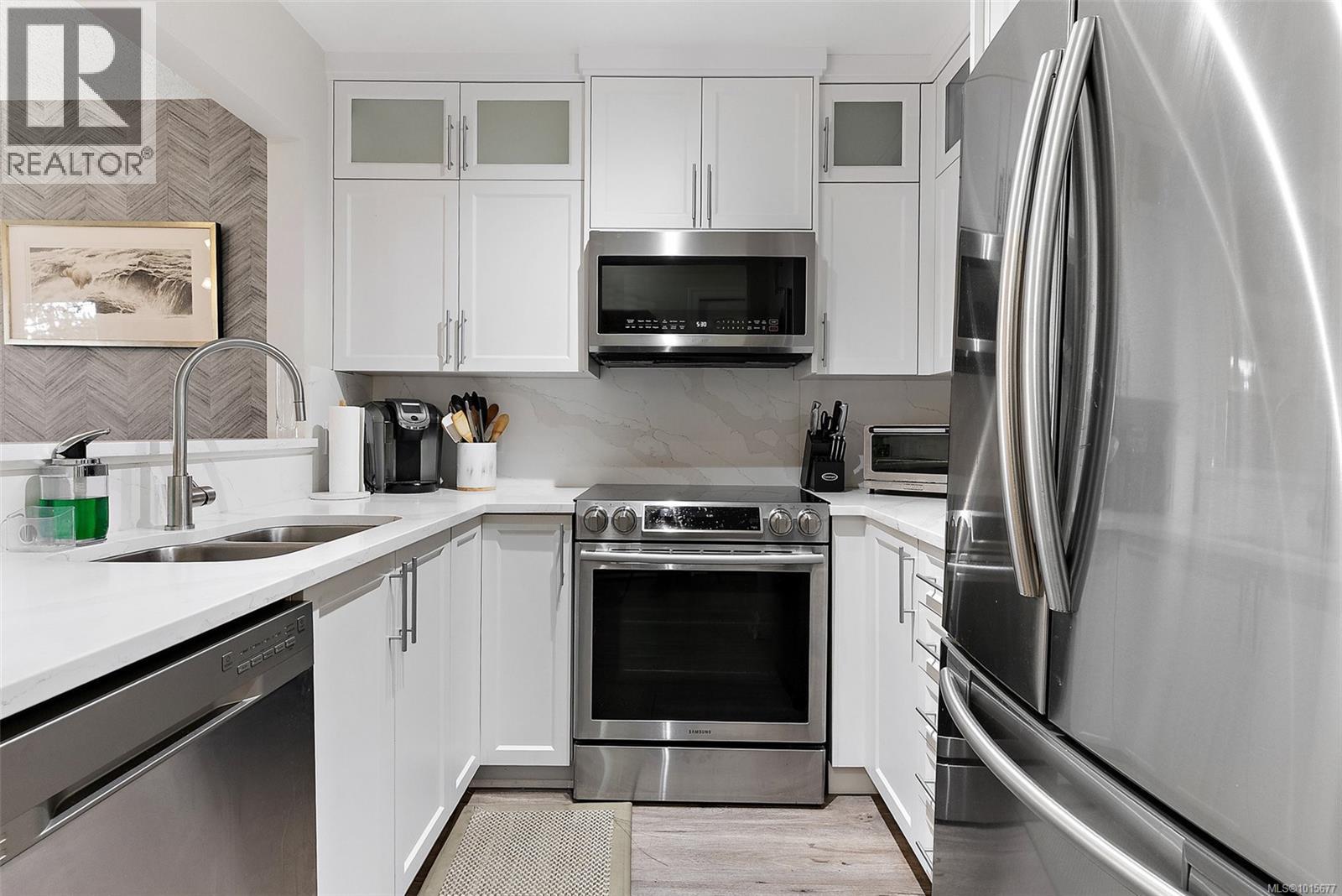 325 2245 James White Blvd, Sidney