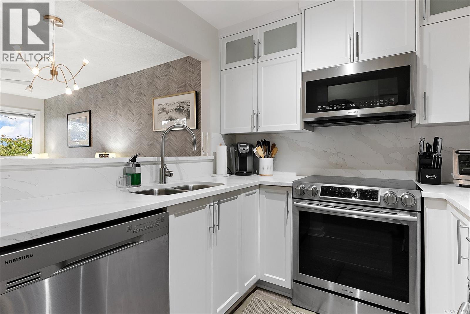 325 2245 James White Blvd, Sidney