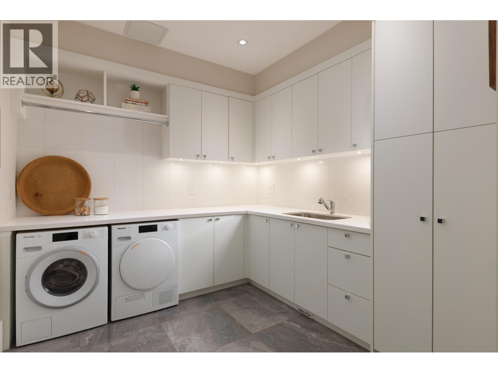 2821 CHIPPENDALE ROAD, West Vancouver