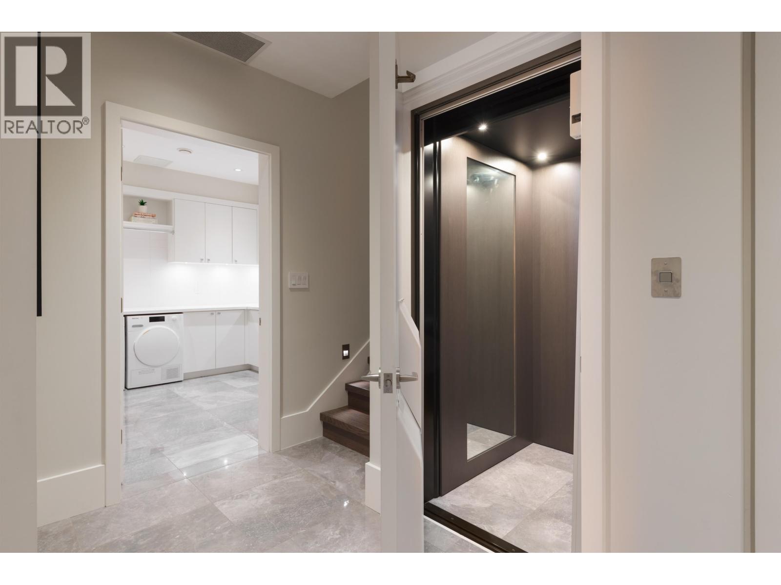 2821 CHIPPENDALE ROAD, West Vancouver