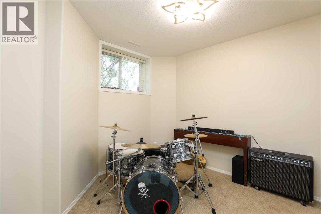 Single Family House Bi-level for Sale in  Mt Sunburst Crescent W Sunridge Lethbridge 