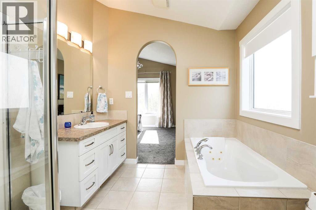 Single Family House Bi-level for Sale in  Mt Sunburst Crescent W Sunridge Lethbridge 