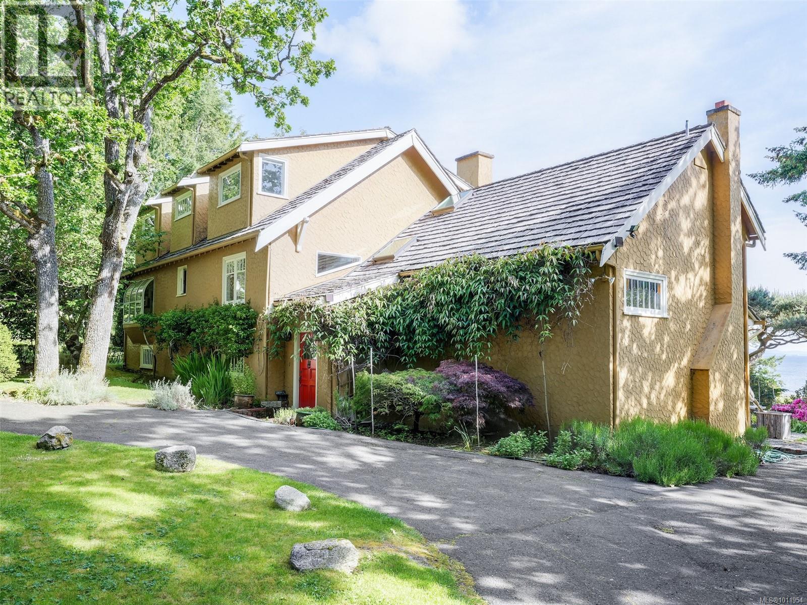  2550 Queenswood Drive, Saanich