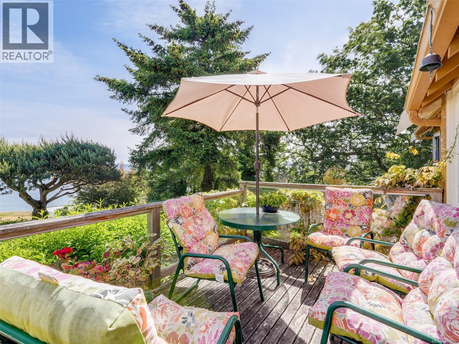  2550 Queenswood Drive, Saanich