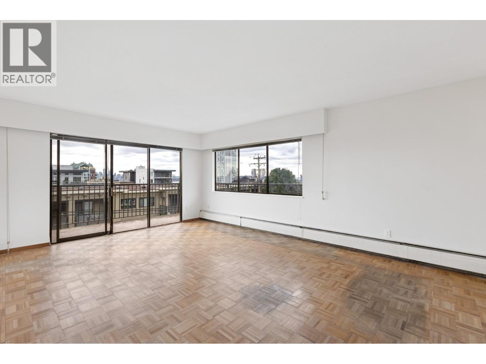 211 155 E 5TH STREET, North Vancouver