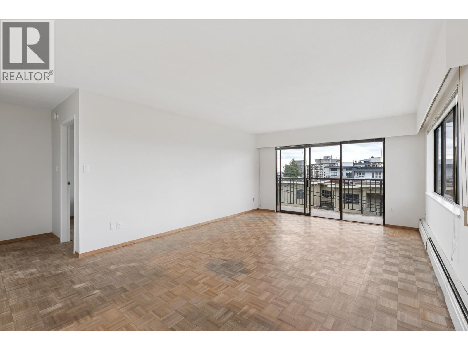 211 155 E 5TH STREET, North Vancouver