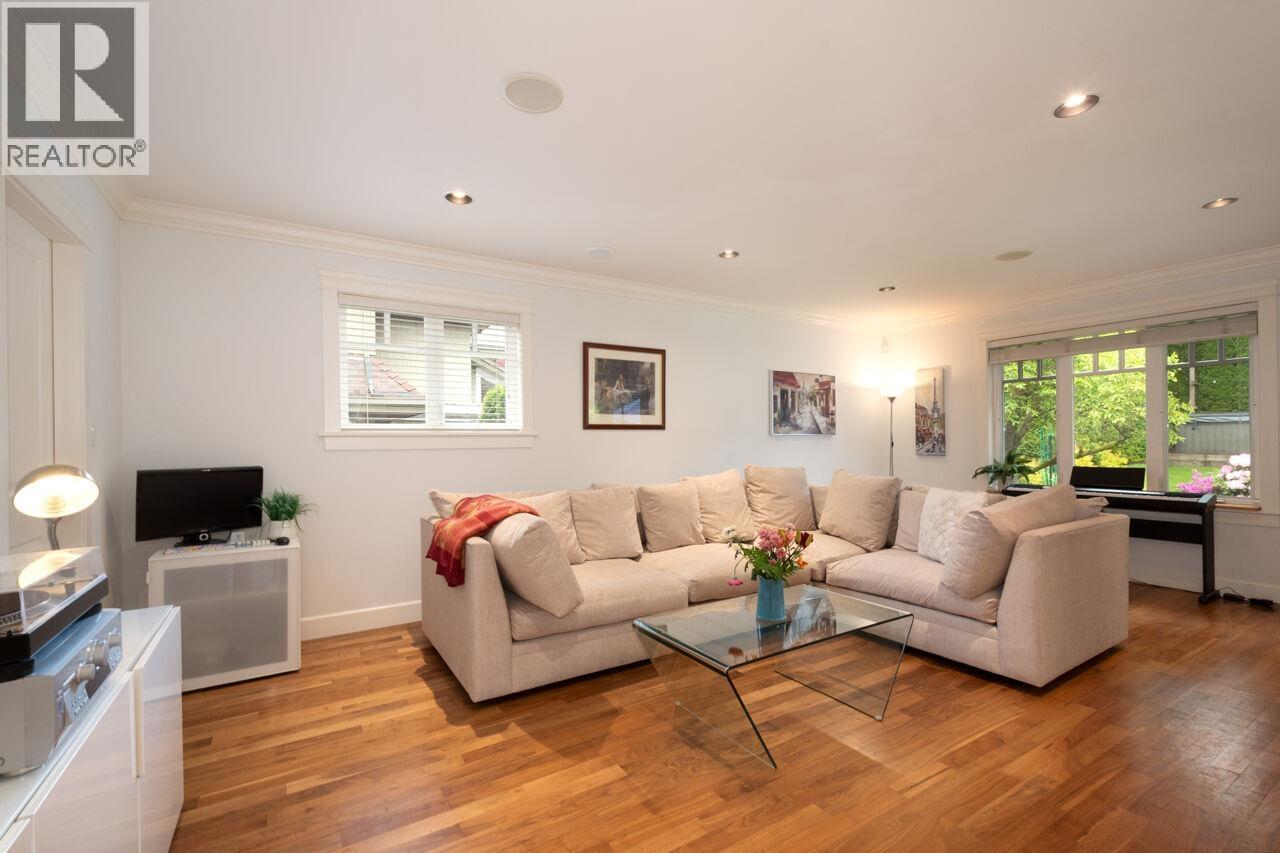 1050 11TH STREET, West Vancouver