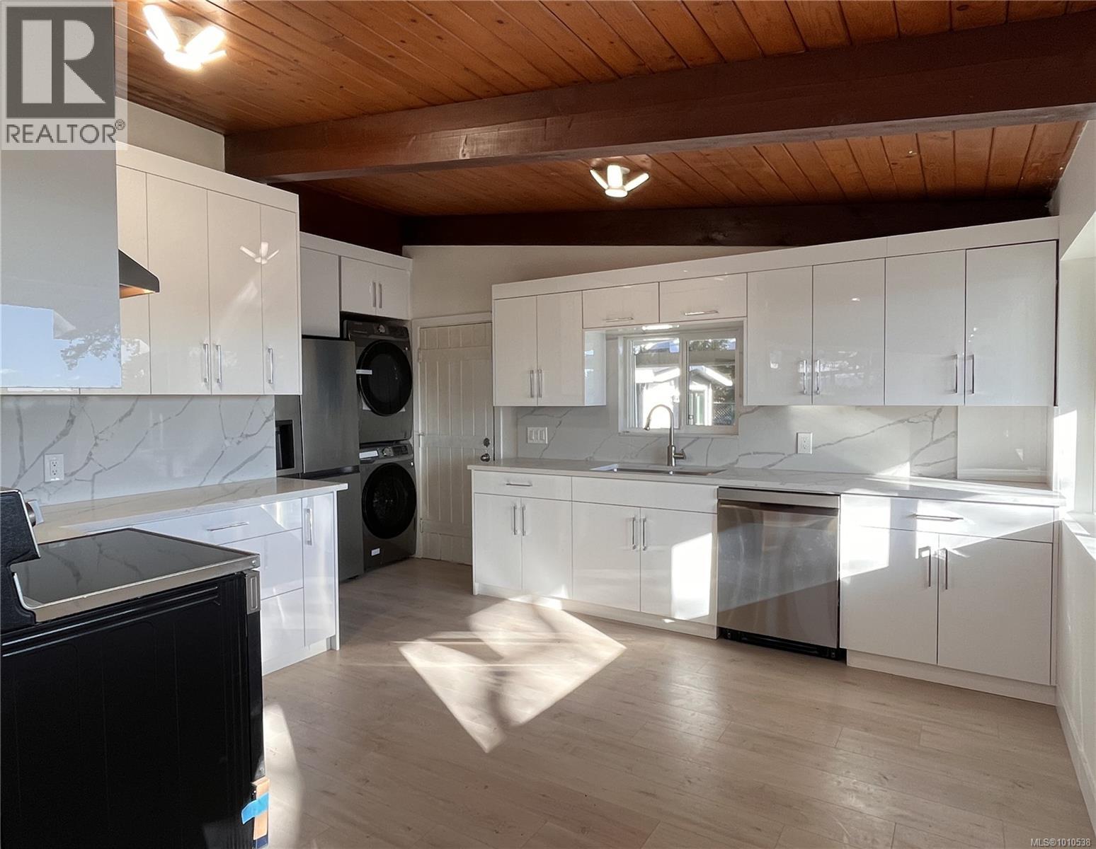  107 Island Highway, View Royal