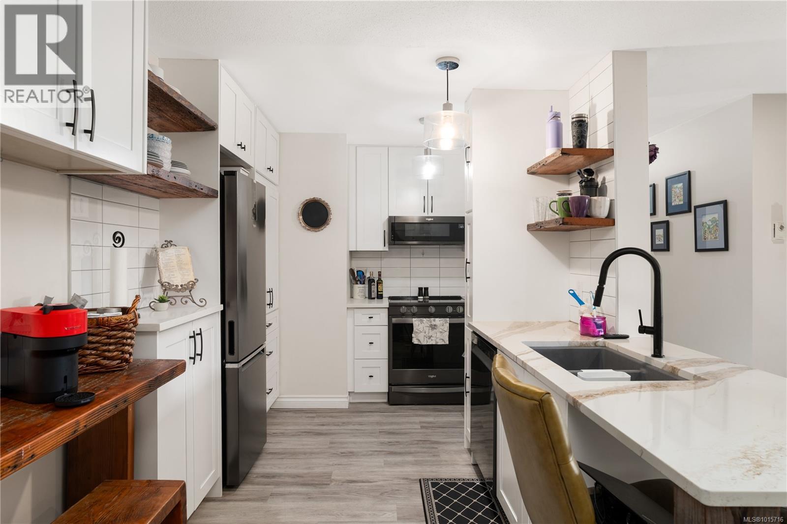 107 873 Esquimalt Road, Esquimalt