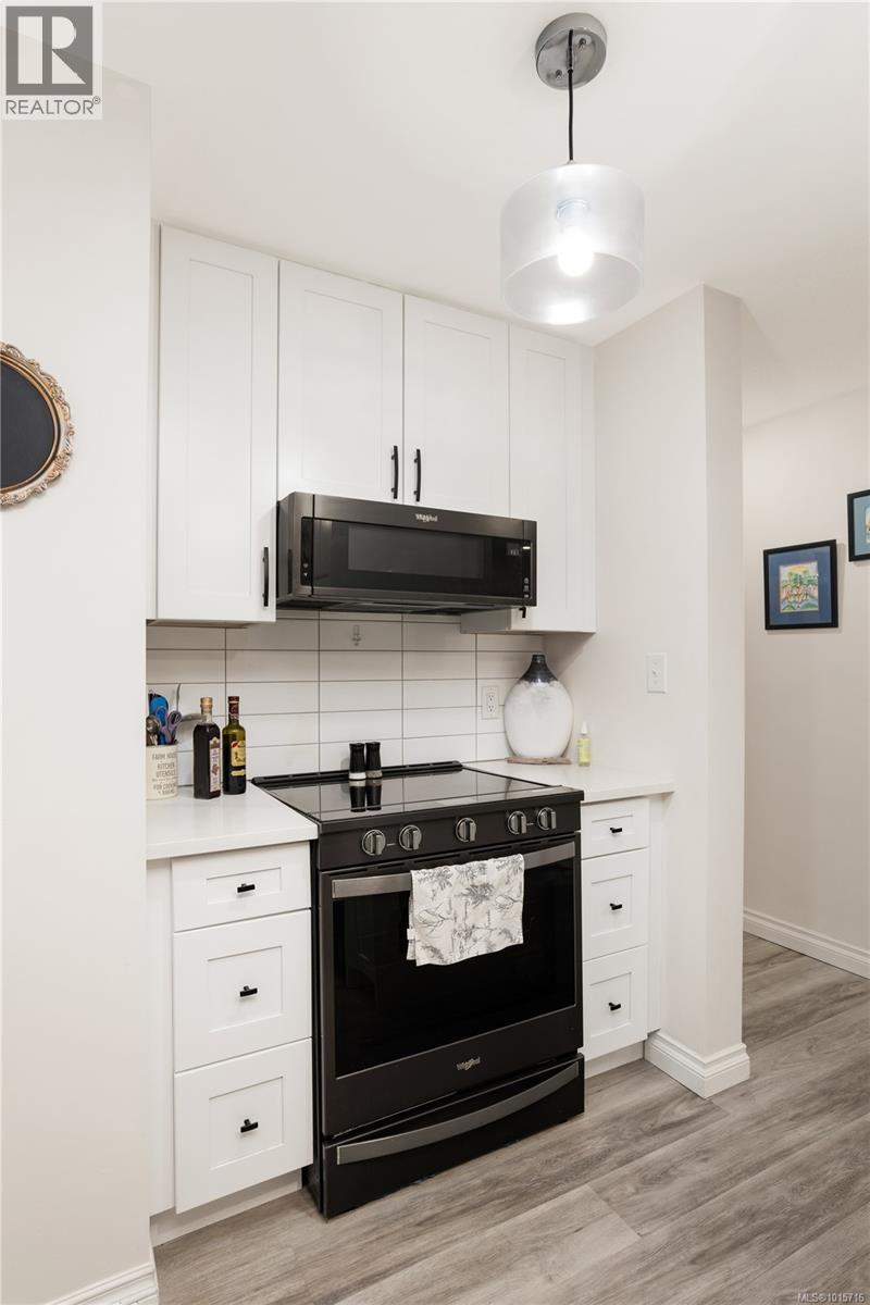 107 873 Esquimalt Road, Esquimalt
