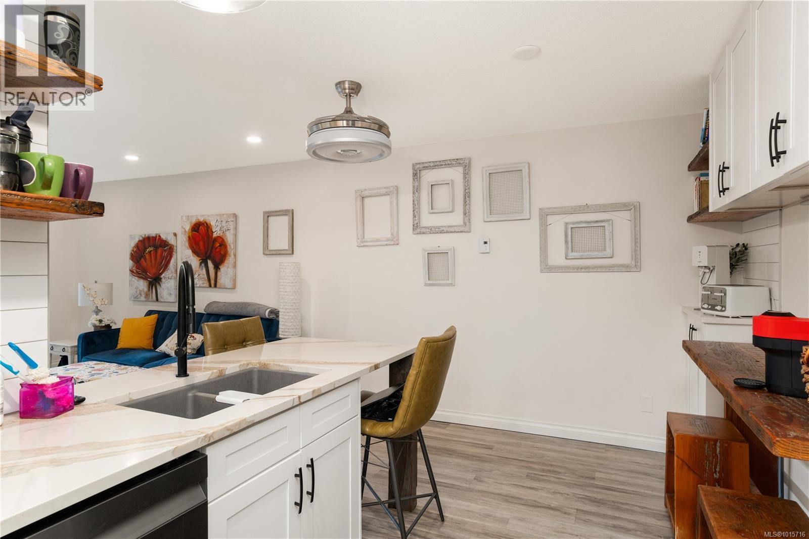 107 873 Esquimalt Road, Esquimalt