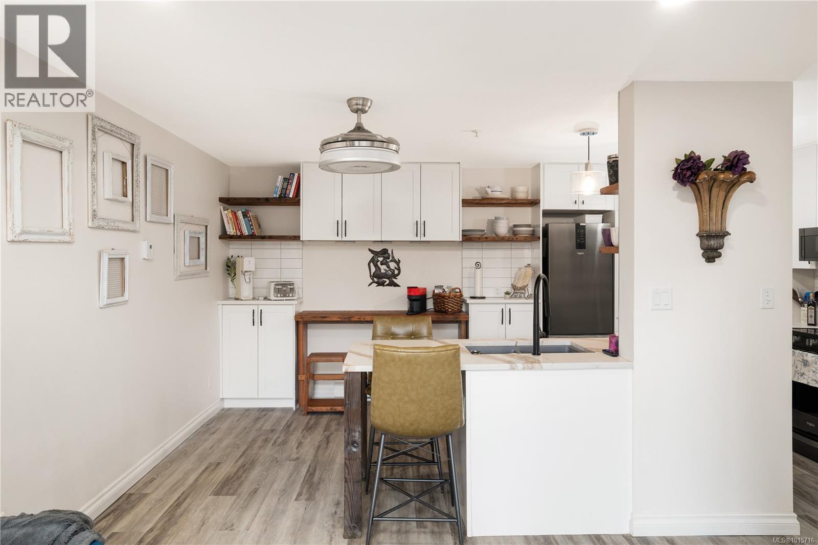 107 873 Esquimalt Road, Esquimalt