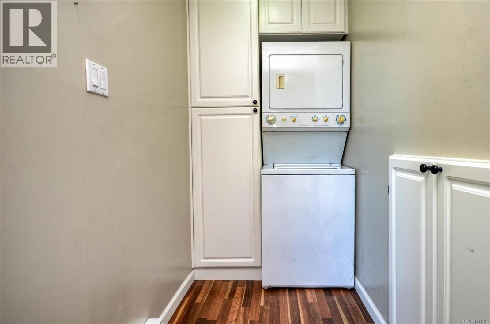 1006 Lyall St, Esquimalt