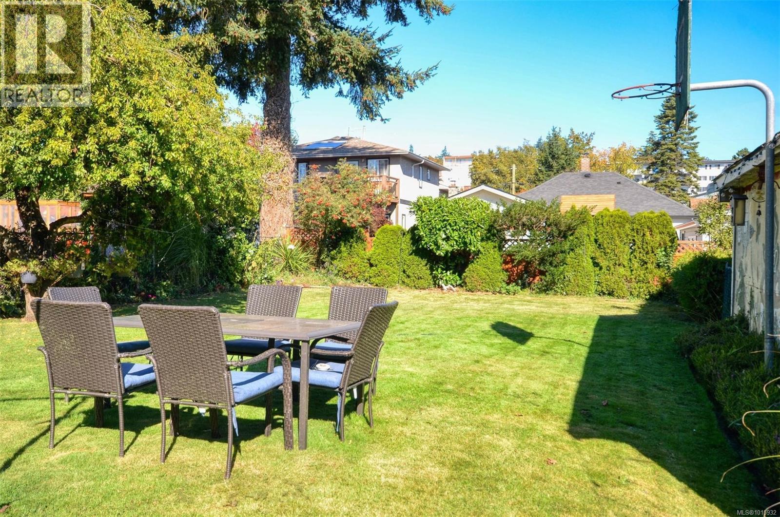 1006 Lyall St, Esquimalt