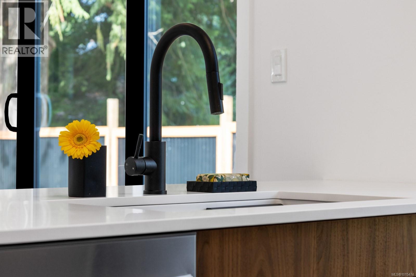 1927 Cumberland Rd, Courtenay