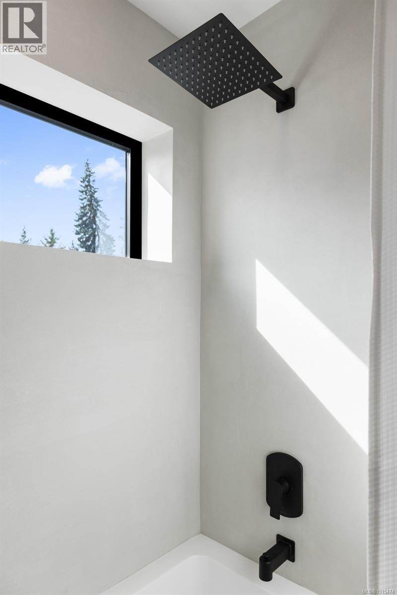 1927 Cumberland Rd, Courtenay