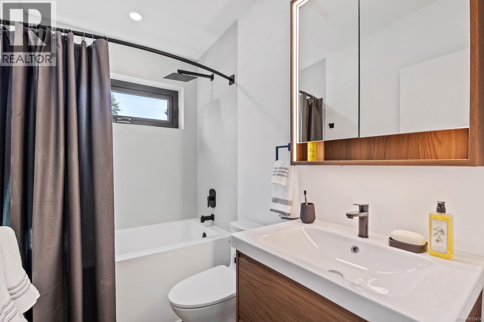 1927 Cumberland Rd, Courtenay