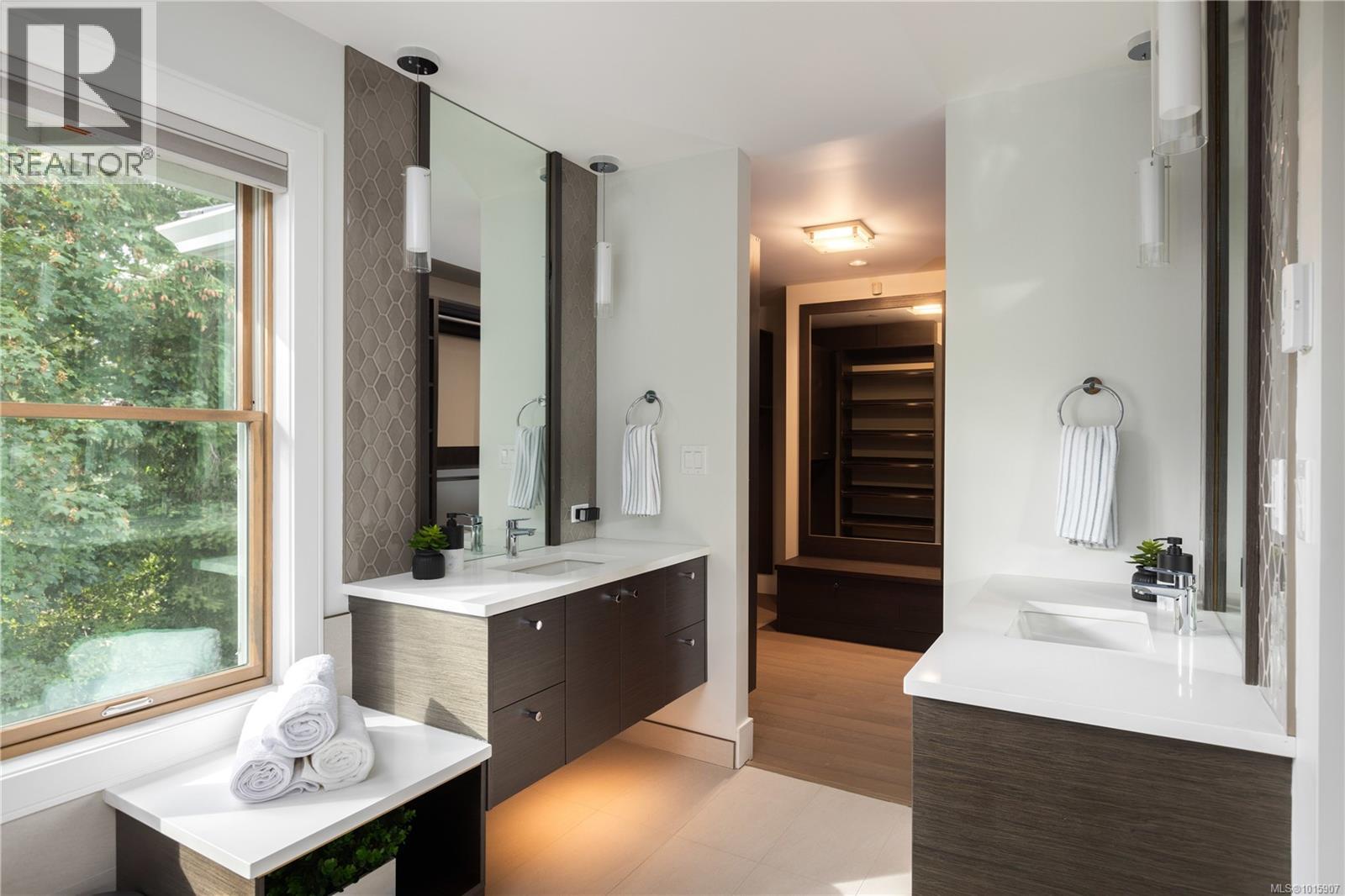  1198 Hewlett Place, Oak Bay